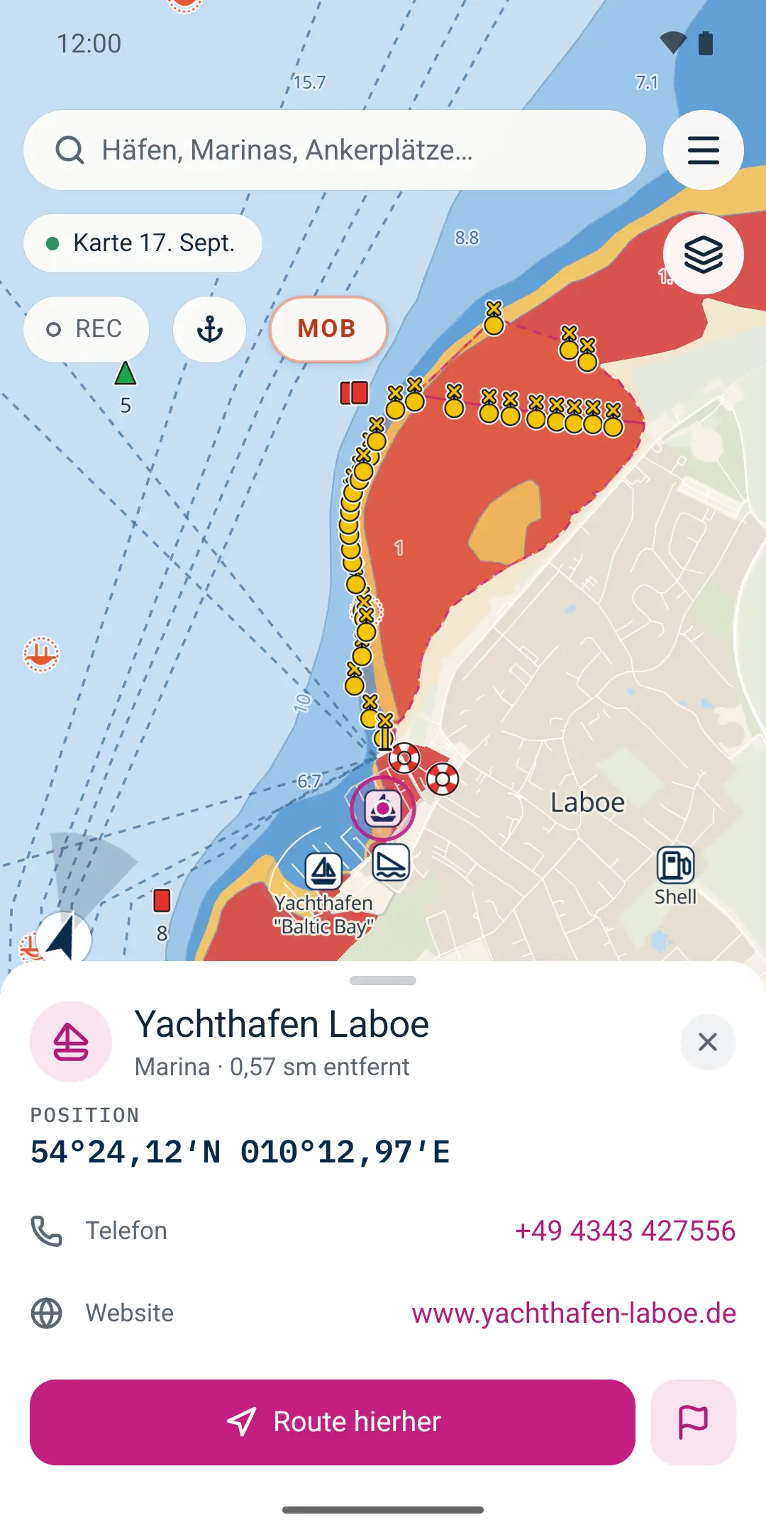 Kurshalter mit geöffneter Hafenkarte: Yachthafen Laboe mit Position, Telefon und Website, darunter „Route hierher“ und die Schaltfläche zum Speichern des Wegpunkts.